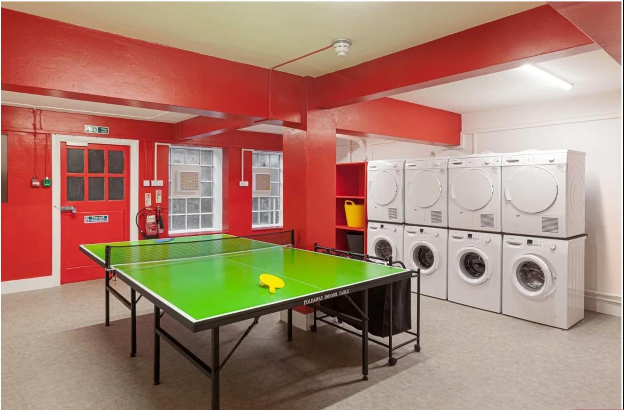 Spacious Room With Shared Facilities Лондон Екстериор снимка