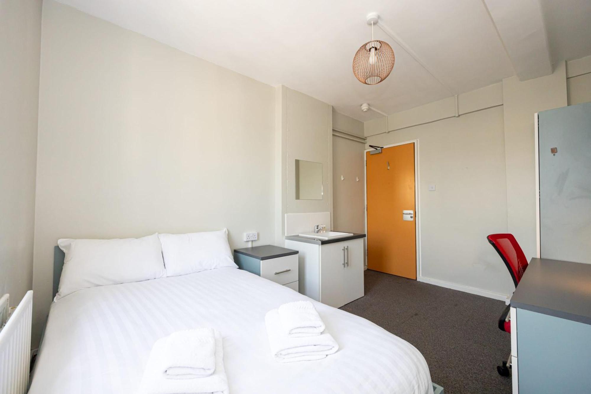Spacious Room With Shared Facilities Лондон Екстериор снимка