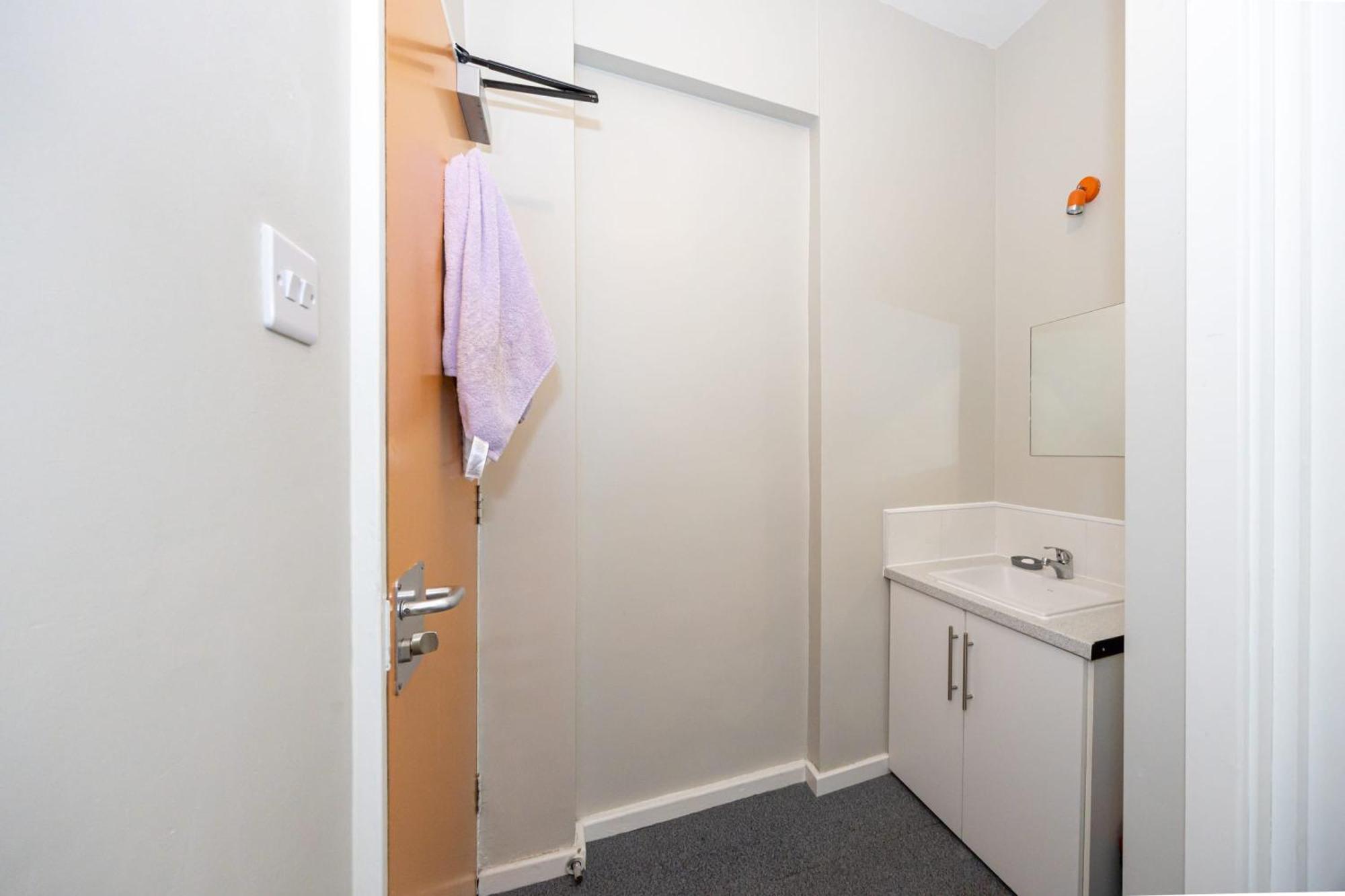 Spacious Room With Shared Facilities Лондон Екстериор снимка