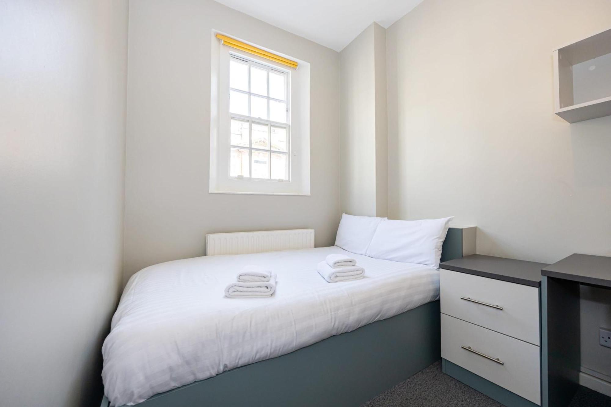 Spacious Room With Shared Facilities Лондон Екстериор снимка