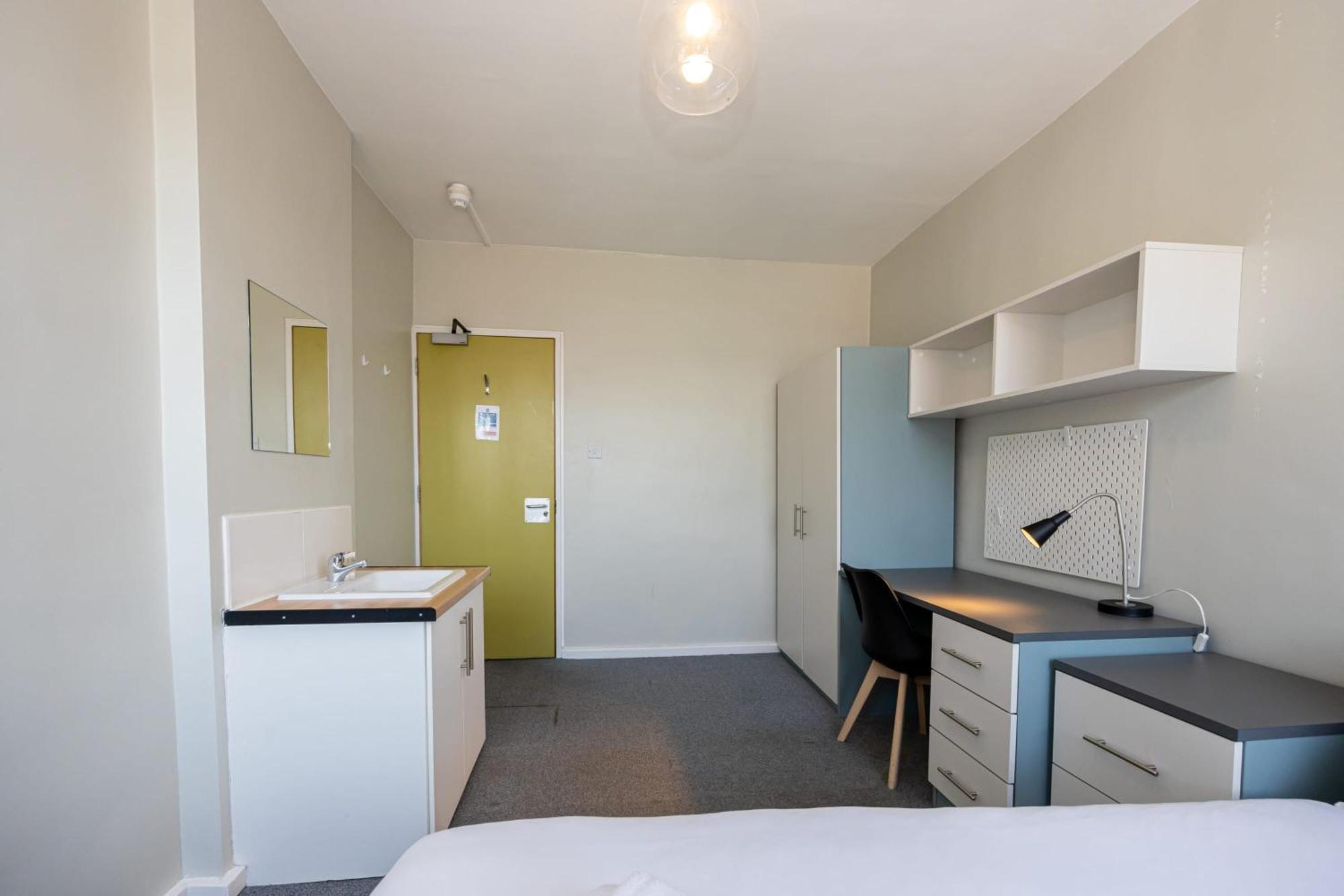 Spacious Room With Shared Facilities Лондон Екстериор снимка