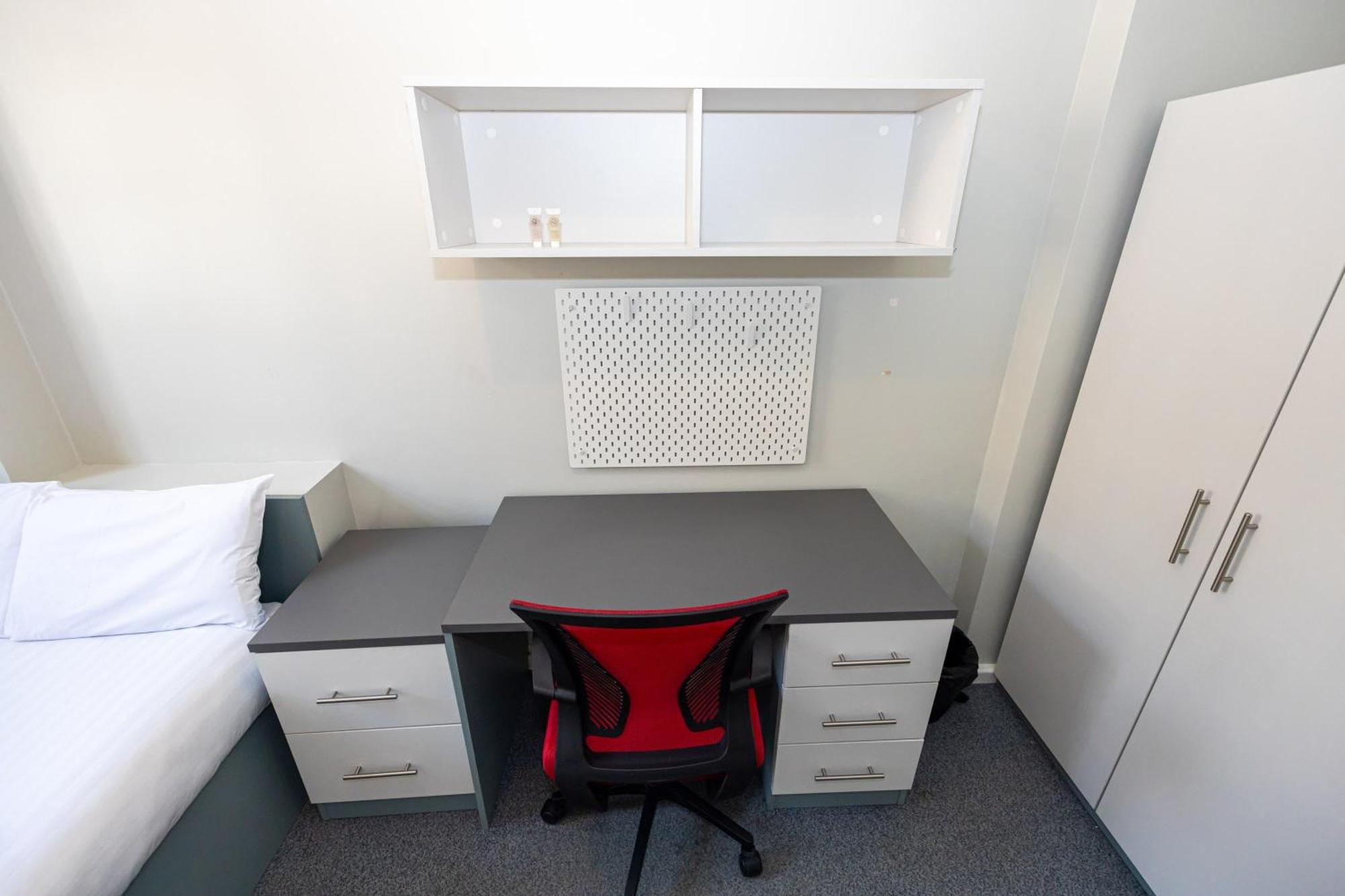 Spacious Room With Shared Facilities Лондон Екстериор снимка