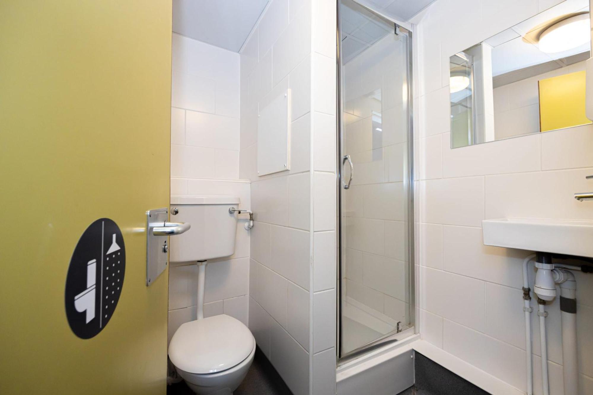 Spacious Room With Shared Facilities Лондон Екстериор снимка
